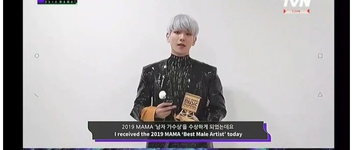 边伯贤斩获2019MAMA“最佳男歌手”,给爱丽满分的自负心!