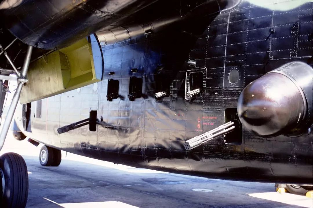 此外,ac-119k"毒刺"还增加了两挺m61 20毫米机炮(火神炮),射速高达每