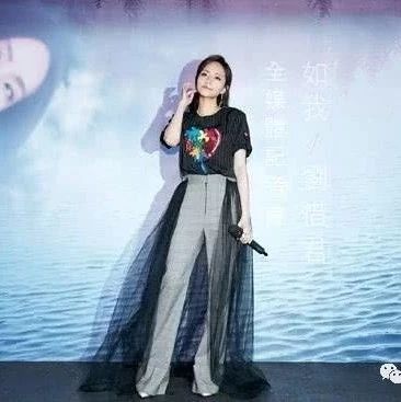 当刘惜君与李宇春同在裤子外套薄纱,才知道女人与女汉子的差别!