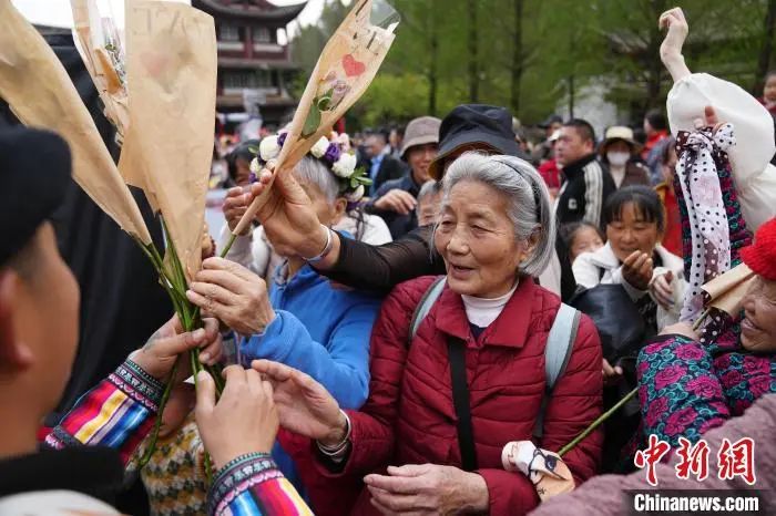 云南昆明：游客“三多节”沉浸式体验纳西族文化