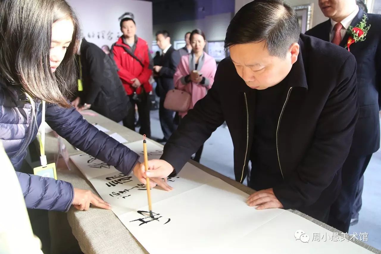 湖南日报社湘潭分社社长曹辉在留言簿上留言