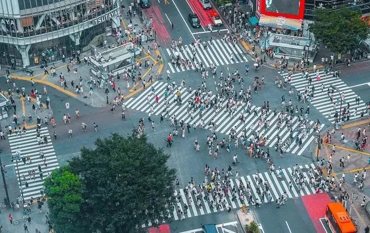 城市街头来来往往的上班族.图/视觉中国