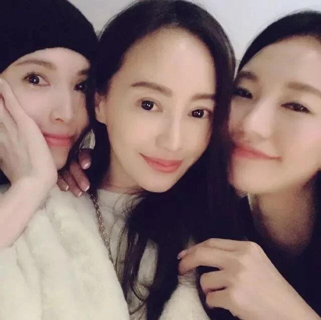 关颖晒与众星合影,汪小菲小猪林志颖同框,近20人明星聚会惹争议