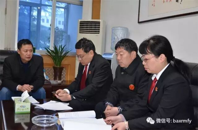 博爱法院党组书记、院长张红卫（左一）庭前与审判法官研究案情