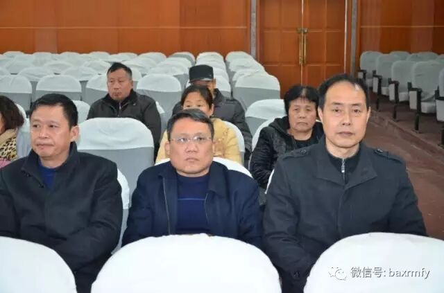 博爱法院党组书记、院长张红卫（左一）现场旁听