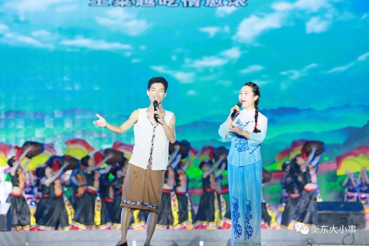 来自中央电视台星光大道2015年度总冠军王紫凝演唱歌曲《荣耀》,把