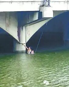 ���蹤��������ʻƺӾ��ˣ�����Ů��Ȼ�ں�������������