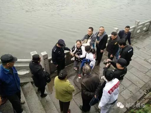 ���蹤��������ʻƺӾ��ˣ�����Ů��Ȼ�ں�������������