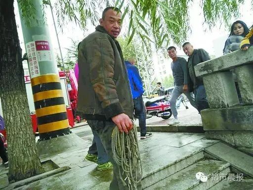 ���蹤��������ʻƺӾ��ˣ�����Ů��Ȼ�ں�������������