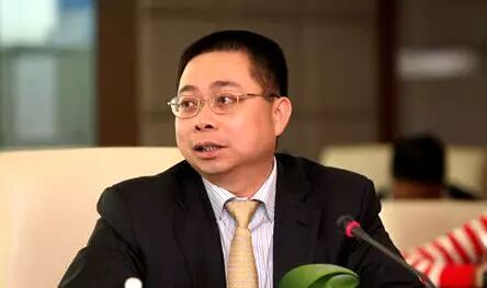 姚振华狂签数千亿项目 不靠万能险钱从哪来？