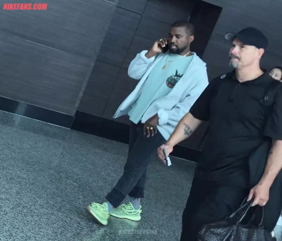 Kanye West 亲着 adidas Yeezy Boost 350 V2 Semi Frozen Yellow