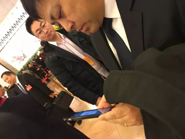 总理报告首页扫二维码 能看到动新闻做的动画！