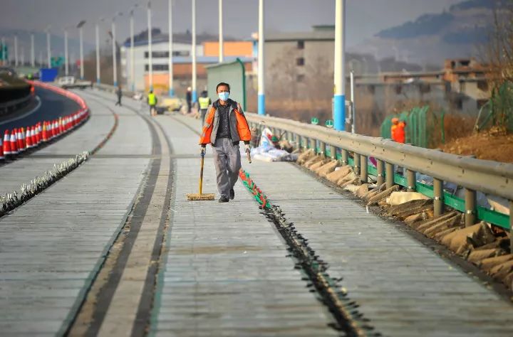 光伏路面横空出世:公路变成充电宝