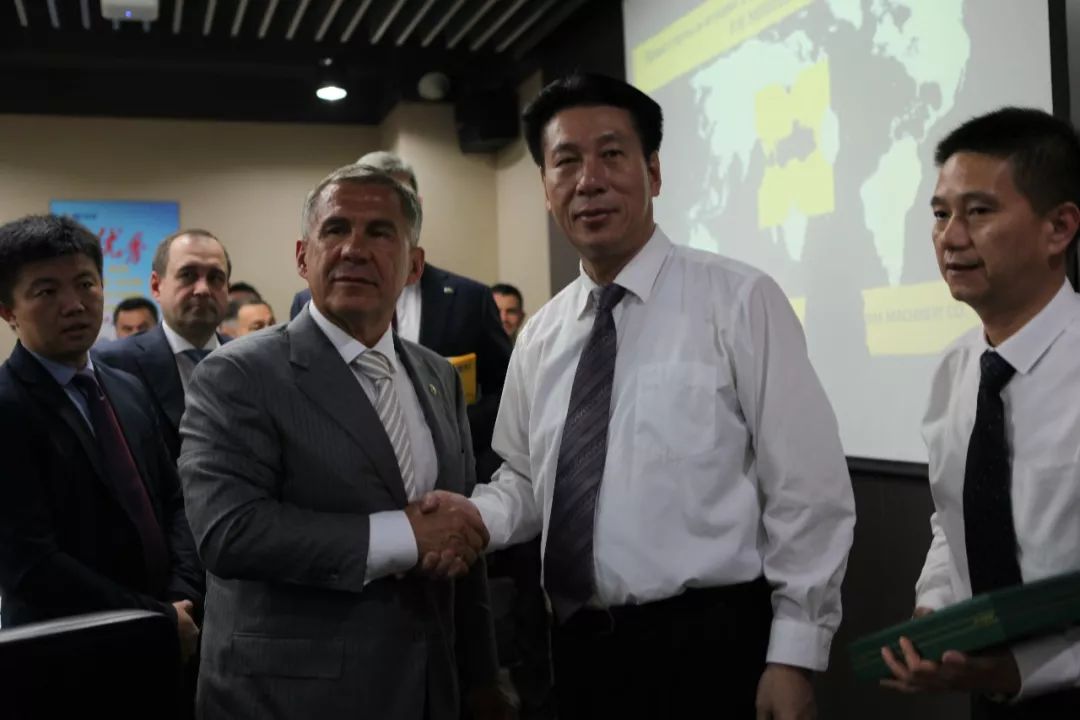 明尼哈诺夫总统与厦门海翼集团,厦工股份党委书记,董事长张振斌交换