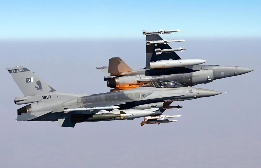巴基斯坦盛赞F16，服役38年未尝败绩，歼10有能力替代吗?