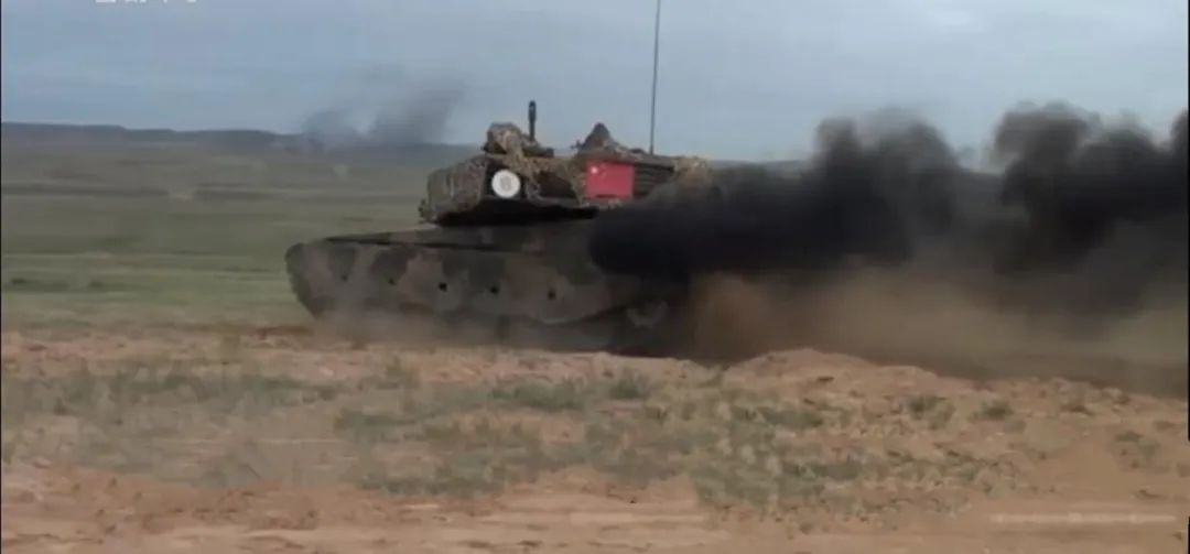 99坦克冒出大量黑烟，启动速度比T-80慢多了，发动机不合格?