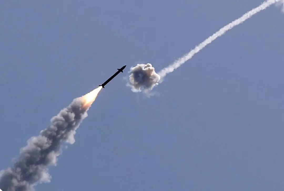 1600枚火箭弹狂轰拦截，以色列防空系统被压垮，军方动用白磷弹报复!