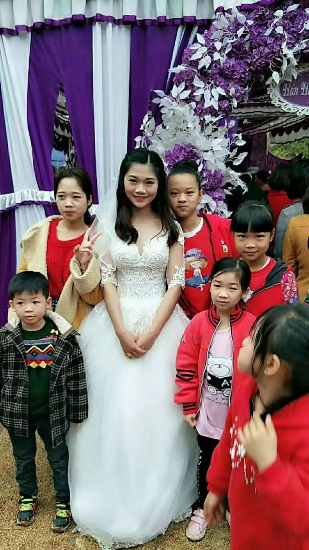李姐是越南人,8年前嫁到中国,说一口流利的汉语.