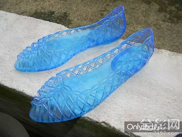 上世纪90年代曾流行的塑料凉鞋 彪马fenty蕾哈娜slides水晶拖鞋再次
