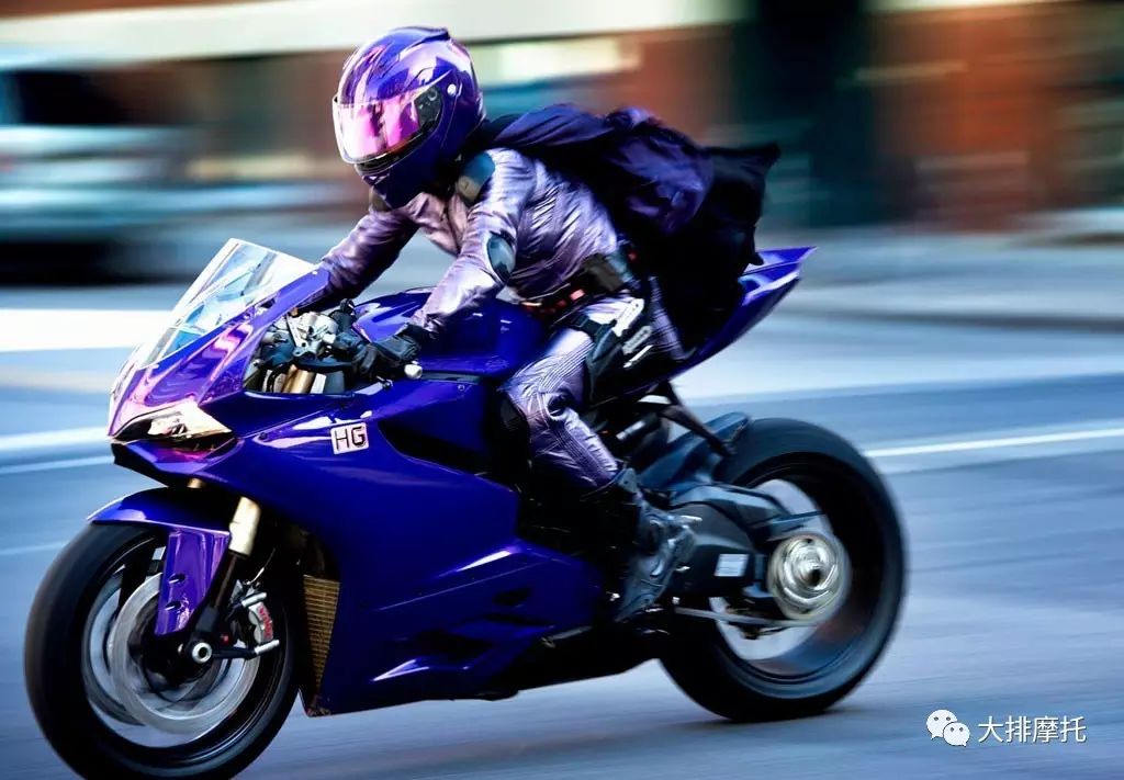 超杀女骑著紫色的ducati 1199 panigale(我怎么记得是双摇臂的899.)