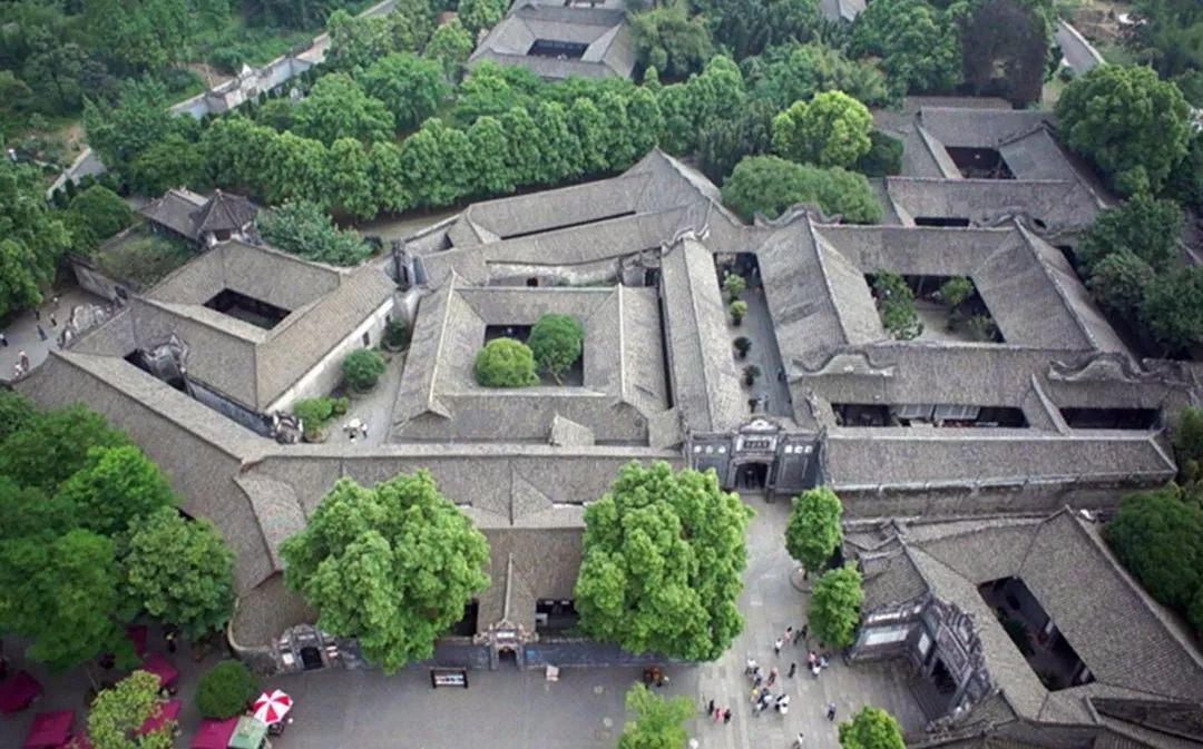 有北方的四合院,南方园林式,还有奇特徽派民居;布局讲究寓意,除体现