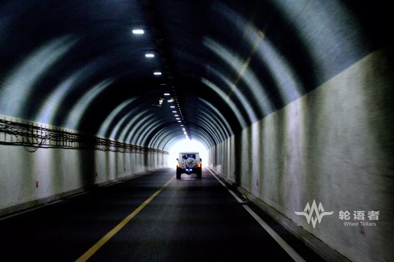 图为 东方红隧道"波光隧道"