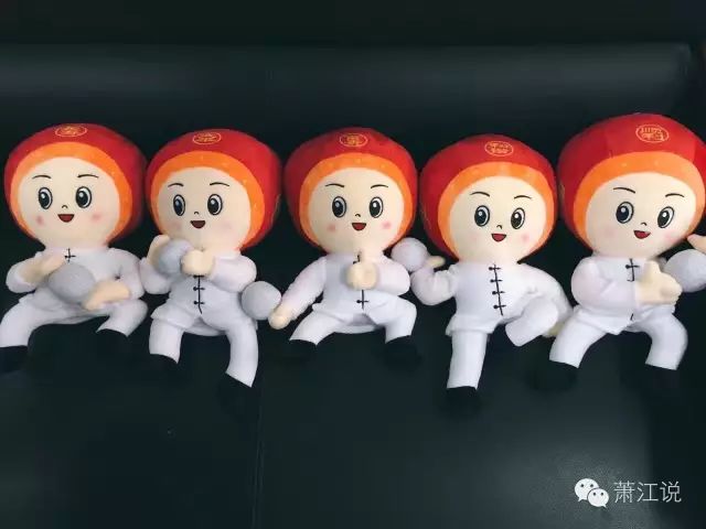 吉祥物取名"鼓宝",既取"鼓"之名,又取"宝"之意,意指萧江大鼓宝贵