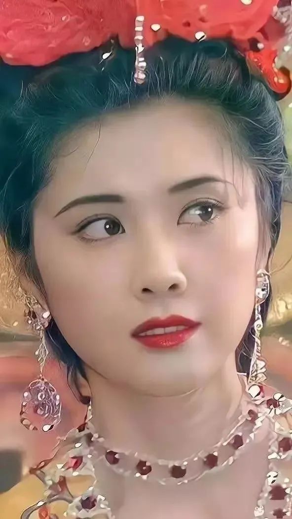68岁的朱琳还是那么迷人穿职业装还不失美感真正意义上的美人