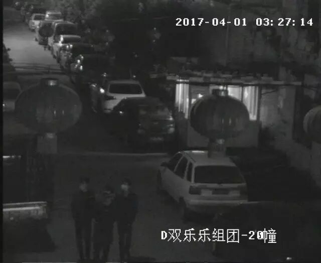 孕婦半夜醒來 床頭站著一個蒙面人直勾勾地看她