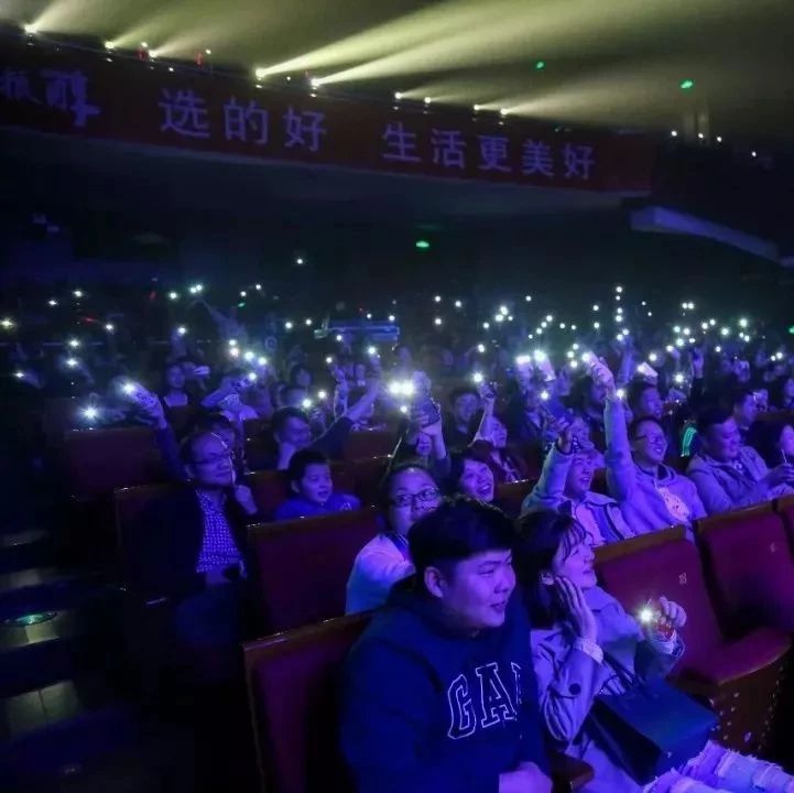 黄英回渠县!万人冒雨排队,都排到马路上了!原因竟是…