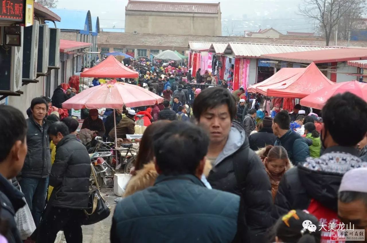 【甘肃床铃批发联盟】春节临近,龙山镇集市人潮涌动,浓浓的年味!