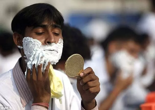 印度的很多地方没有24小时自来水，吉列为这样的情境设计了新的剃须产品，在印度市场大获成功