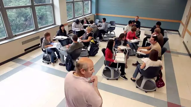 Steelcase 为教学模式的变化设计的配套桌椅，鼓励学生之间的小组讨论。图为密歇根大学一教室