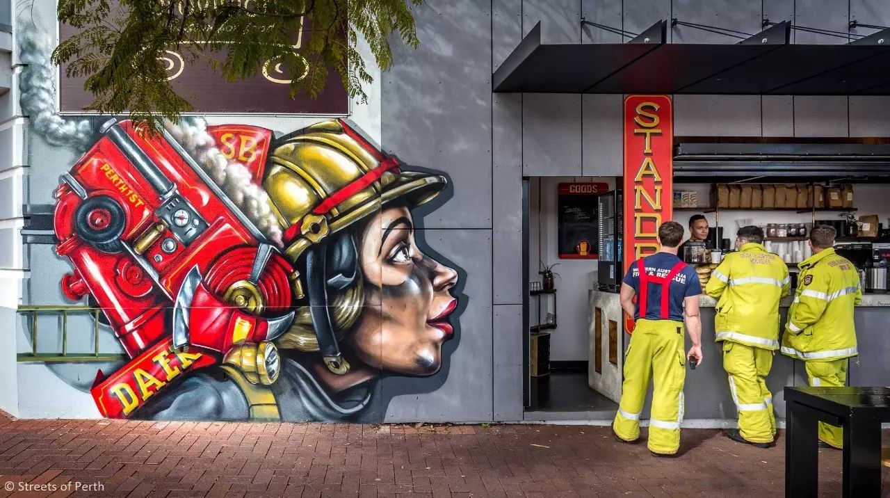 来自珀斯的艺术家daek william绘制这副鲜艳的涂鸦,配上旁边的消防员