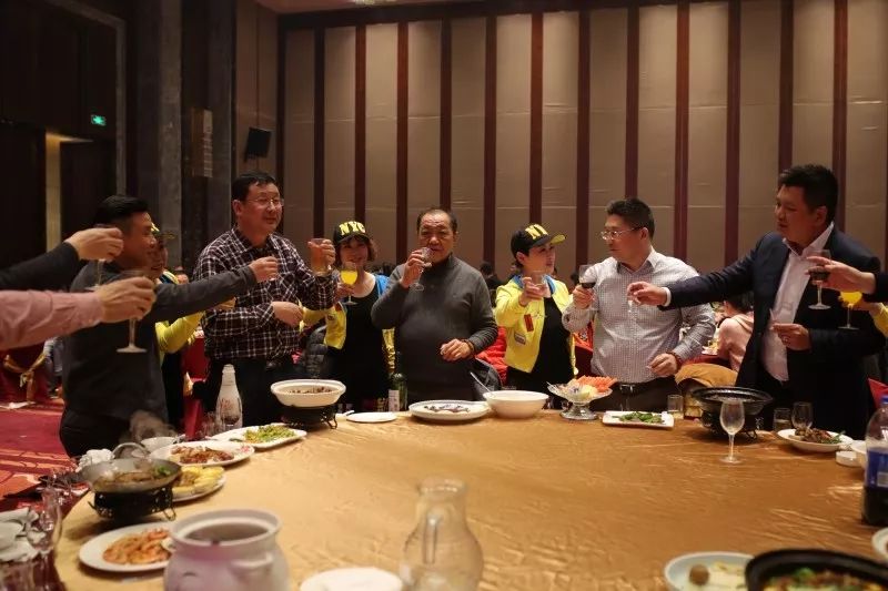 陈涵霖主席,吴其洲总裁,谢耀煌董事长与员工一共举杯共饮)