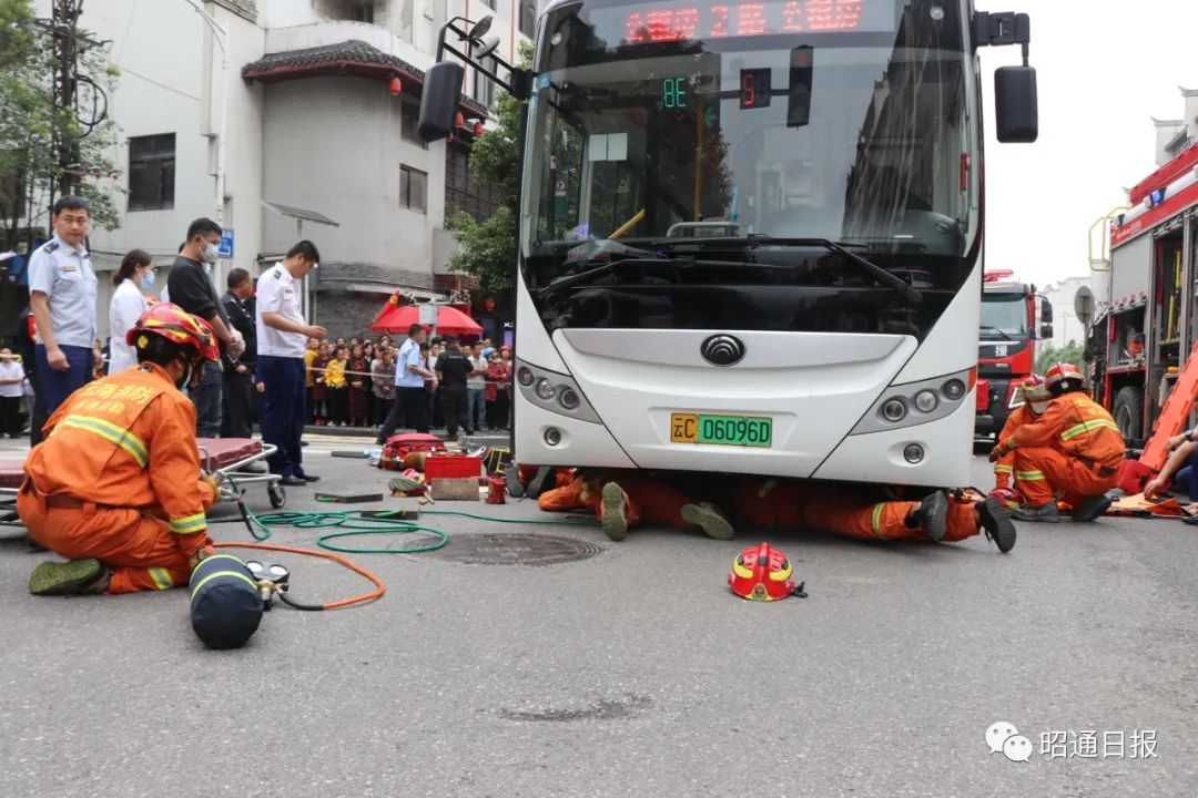 立即出动接到报警后镇雄县消防救援大队不断发出疼痛的喊叫声身体被底