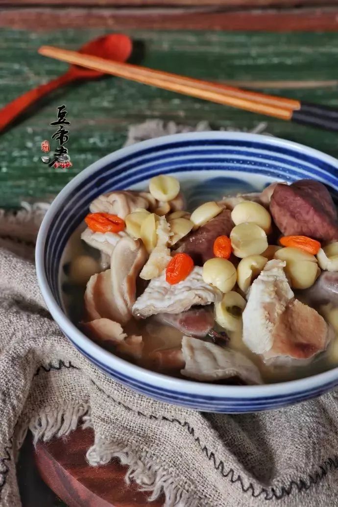 味道香醇肉质弹牙猪肚莲子汤