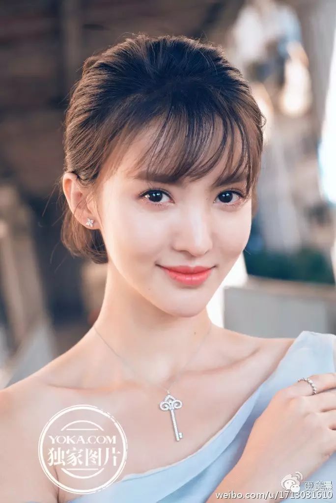 与之前的清纯少女相比,现在的金晨就是活脱脱的小网红啊.