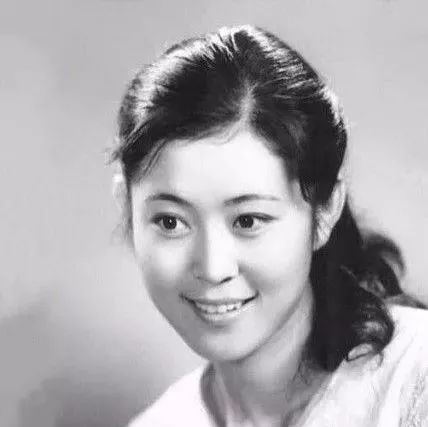 倪萍罕见年轻时的照片,太美了