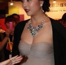 40岁殷桃太高级了,大胆挑战“无痕液体裙”,网友:这才是男人的心头肉