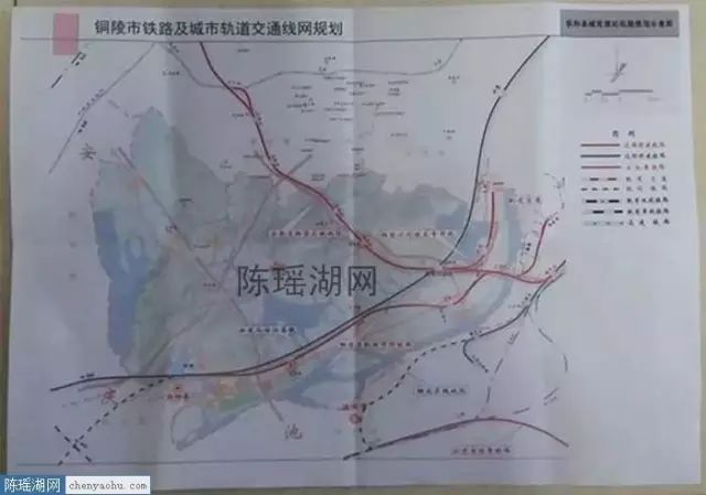 铜陵东西向江南的宁安高铁和江北的北沿江高铁,南北向城市东面的京福
