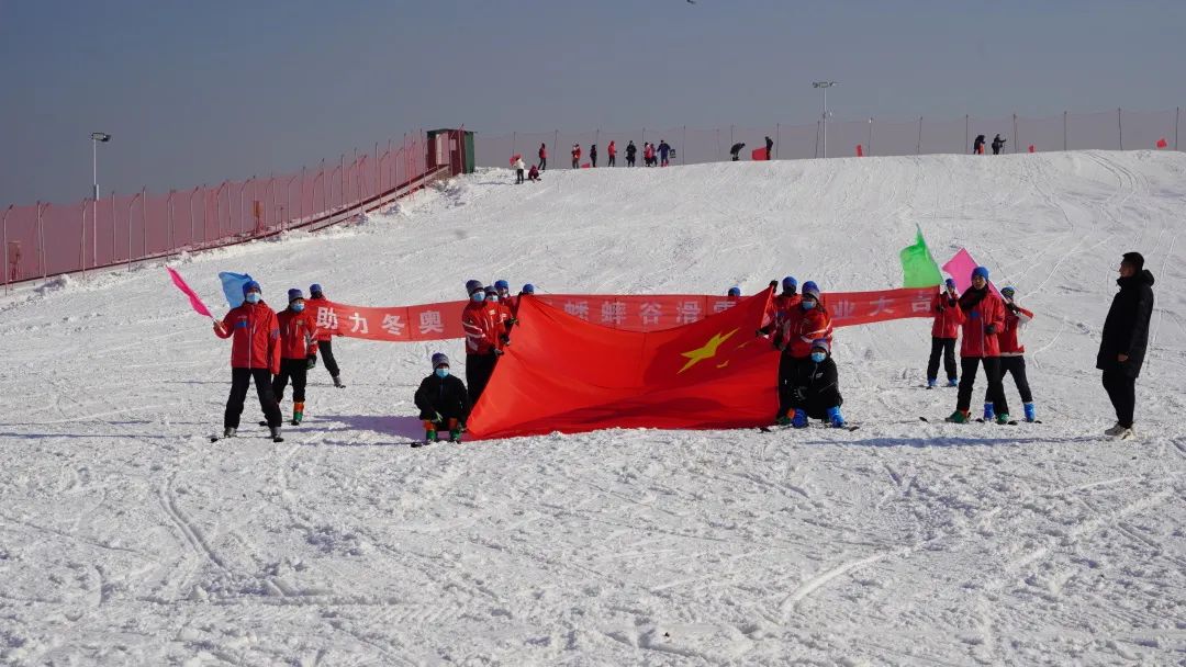 必玩的项目德州市首届冰雪节开幕宁津德百杂技蟋蟀谷滑雪场同步开业