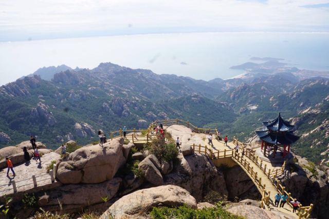 崂山风景区由巨峰,流清,太清,棋盘石,仰口,北九水,华楼等9个风景游览