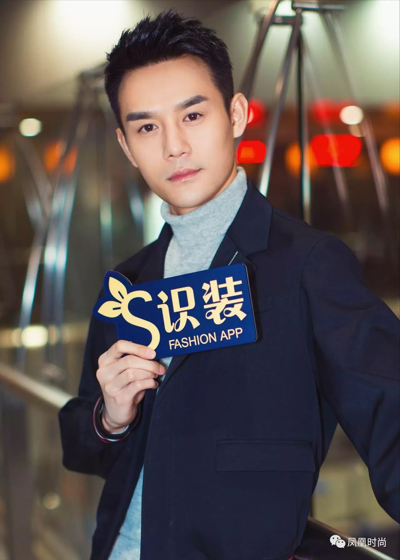 北京时间1月18日,王凯身穿dior homme 2017春夏系列套装出发巴黎男装
