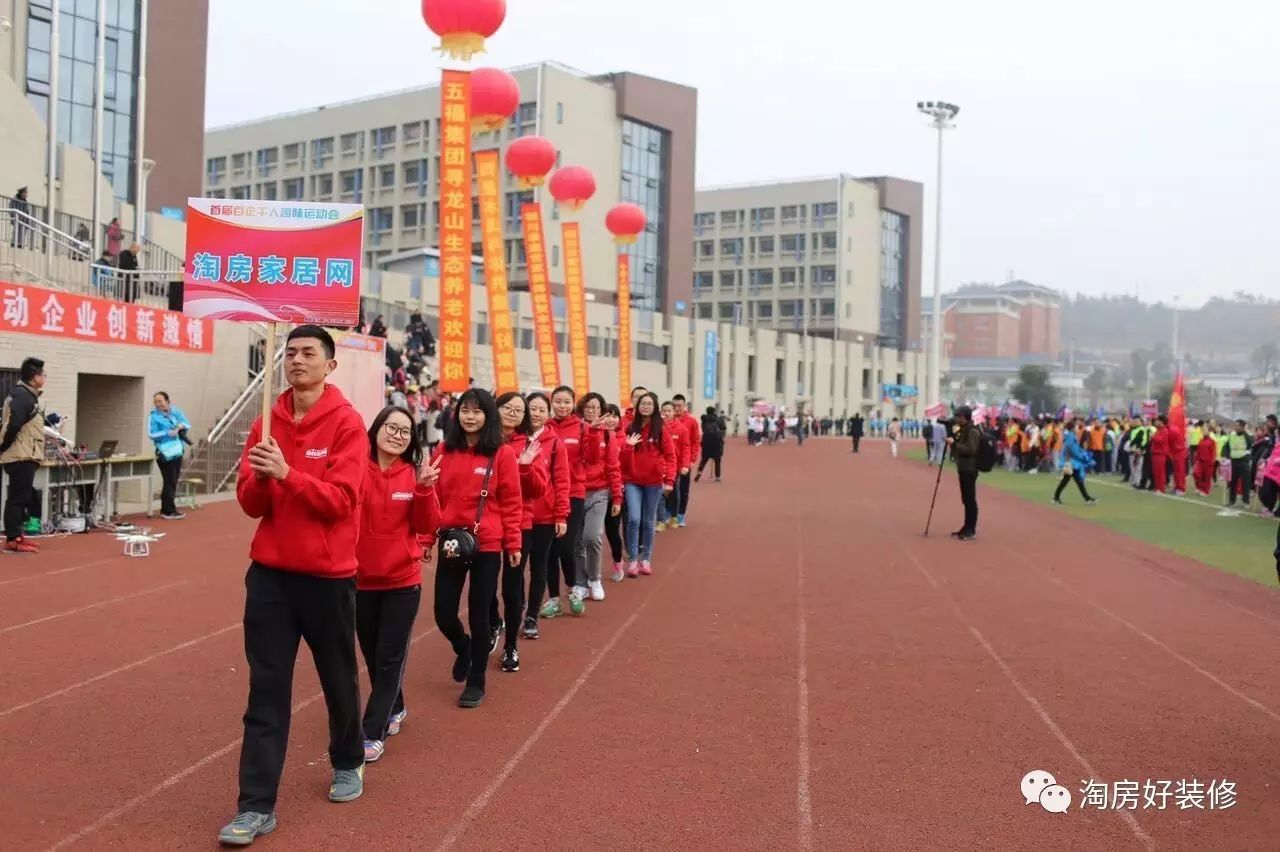 上臣地板和大自然地板_豬房子還要貼地板磚的_地板上貼木地板