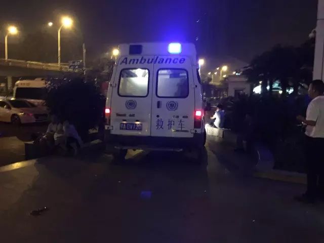 凌晨两点半的武汉,一辆救护车又疾驰而来,在武汉这样一个偌大的城市里