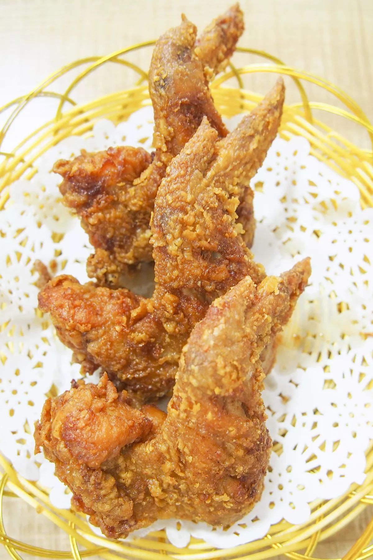 将切好的鸡腿再次下锅 高温油炸 鸡腿骨头和筋肉分离,非常好咬~ 吃相