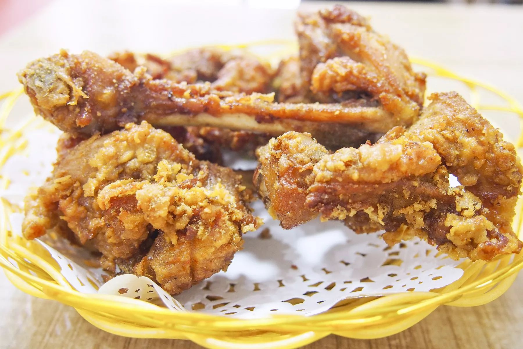 将切好的鸡腿再次下锅 高温油炸 鸡腿骨头和筋肉分离,非常好咬~ 吃相