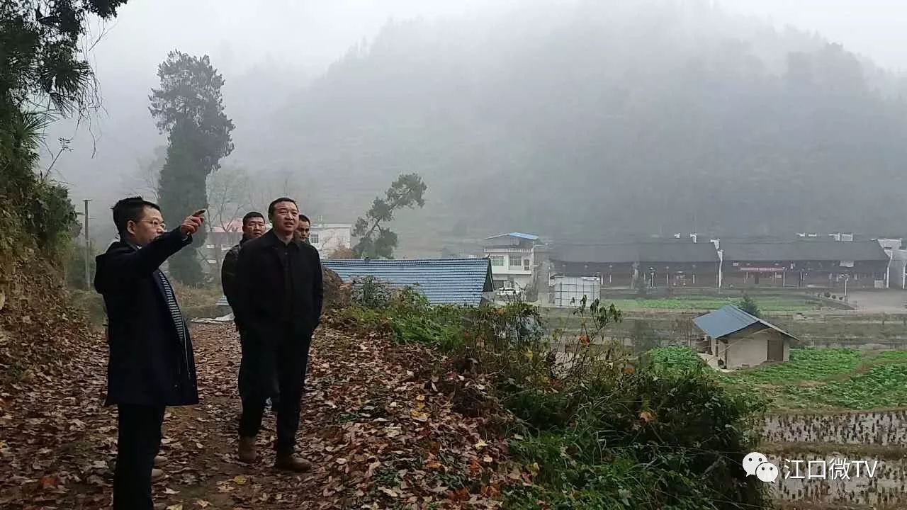 县人大常委会副主任,官和乡脱贫攻坚常务副指挥长陈智学带领旅游开发