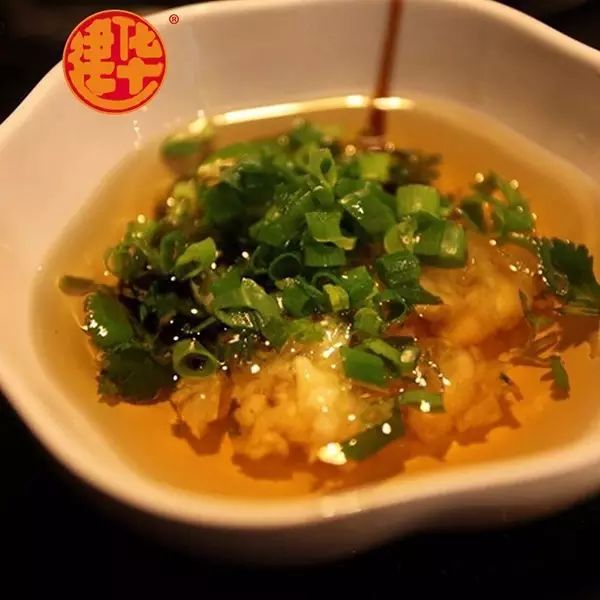 油碟一般由芝麻油 蒜泥 香菜 三种基本产物构成.